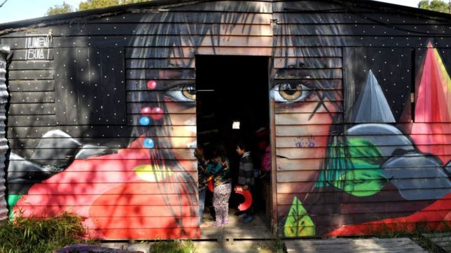 brindan meriendas y apoyo escolar en un barrio cartonero y piden juguetes para navidad