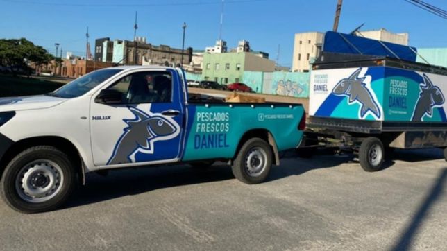 video: dos comerciantes platenses volvieron a tirar pescados en ensenada y quedaron filmados