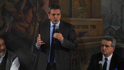 Durante un encuentro en la CGT, Massa llamó a militar la boleta de UxP