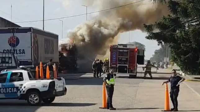 un micro se prendio fuego en la ruta 2 y provoco importantes demoras