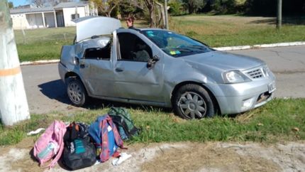 Dramático accidente: llevaba a los nietos a la escuela, volcó y terminaron en el hospital
