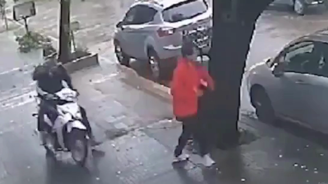 una chica de la plata volvia de la escuela y fue sorprendida por dos motochorros