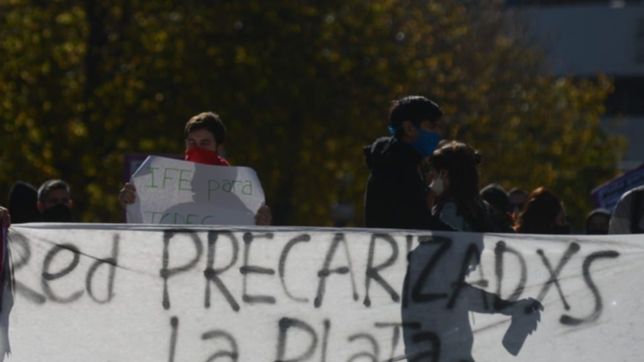 trabajadores despedidos y precarizados de la plata marchan al ministerio de trabajo
