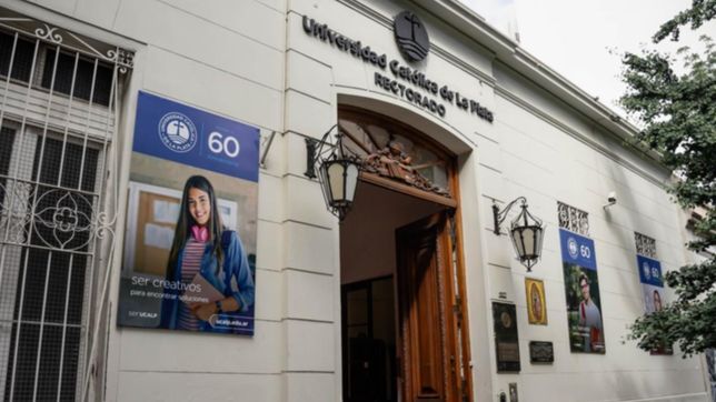 los egresados de ciencias economicas y sociales recibieron sus diplomas