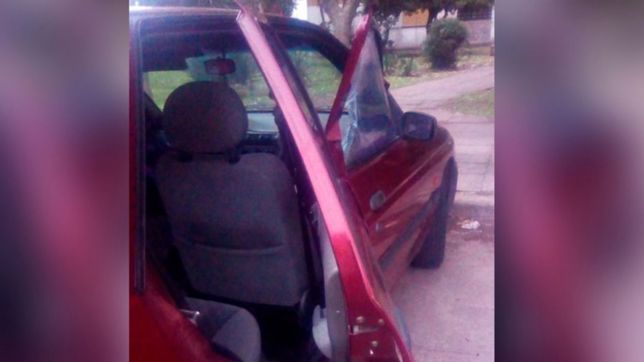 le destrozaron el auto estacionado en plena calle, se lo desvalijaron y escaparon