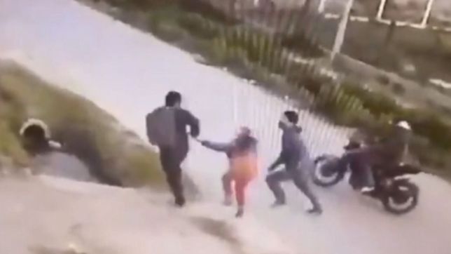 video: amenazaron a una nena de 10 anos con un arma y golpearon a su papa para robarle