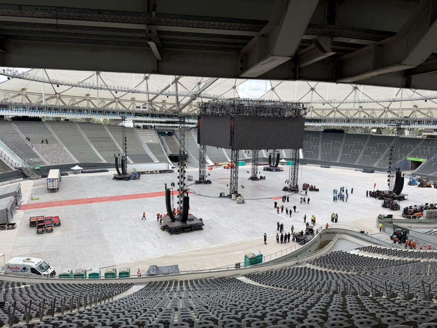 El montaje para el escenario de BTS en el Estadio &Uacute;nico de La Plata
