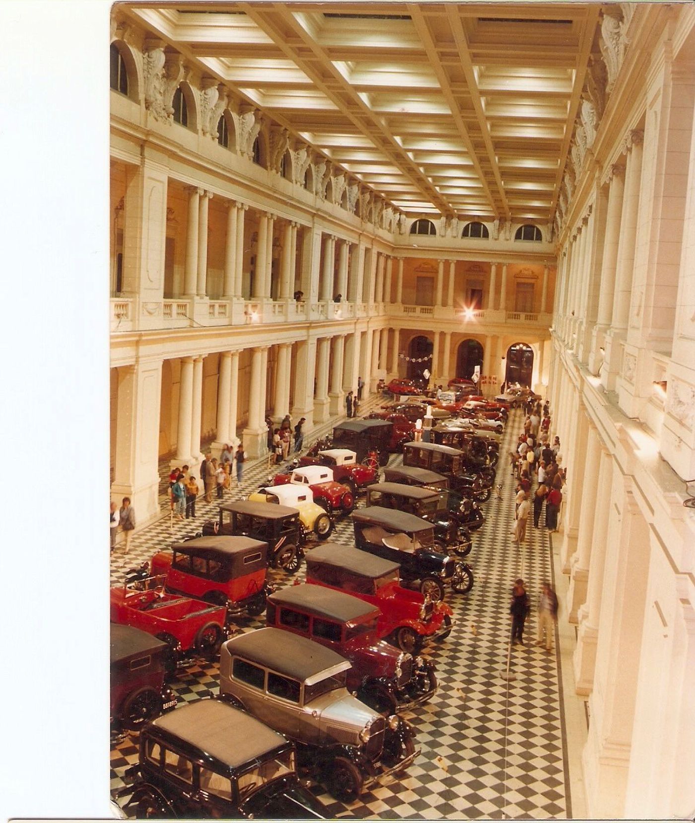 Primer exposicion de autos antiguos en el Pasaje Dardo Rocha donde los Rau se alzaron con el primer puesto. 