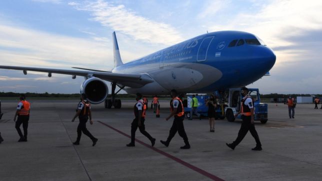 un avion de aerolineas viaja a china a busca de un millon de vacunas contra el covid-19