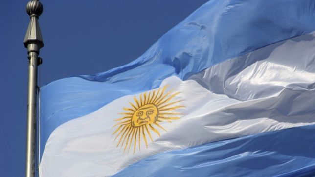 indignante: tres jovenes intentaron robarse la bandera argentina izada en una plaza