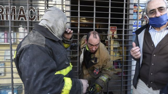 video: incendio y tension en una farmacia en pleno centro de la plata