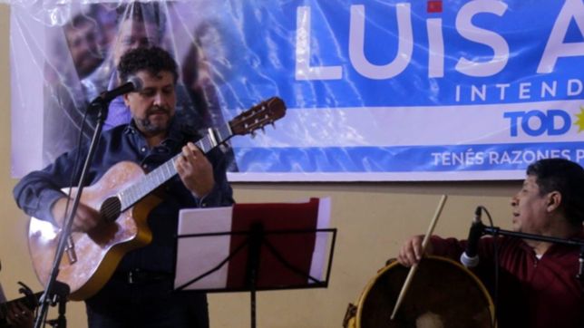 arias se puso el traje de folclorista y hablo de una campana transparente y austera