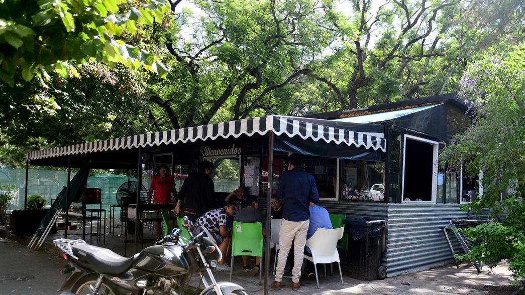 El puesto de comidas de Plaza Rocha cerró definitivamente y será reubicado en un local del centro