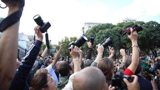 convocan a un camarazo en la plata para repudiar el violento ataque contra un fotografo en el congreso