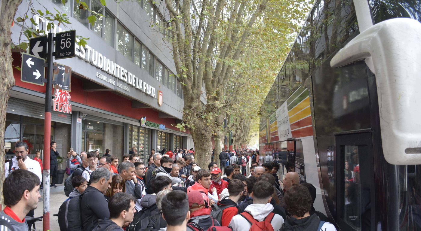 Hinchas de Estudiantes movilizan a la final con Vélez en Santiago del Estero (20).jpg