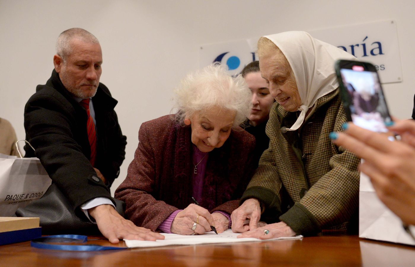 Estela de Carlotto-Defensoría del Pueblo.jpg