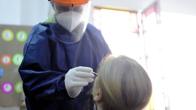 la cuarta ola de covid-19 golpea a la plata: los casos se triplicaron en una semana