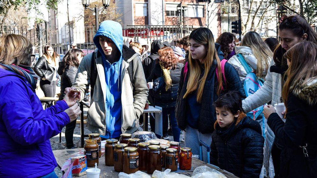 La comunidad educativa del Colegio Nacional hizo un guiso patrio en defensa de la educación pública