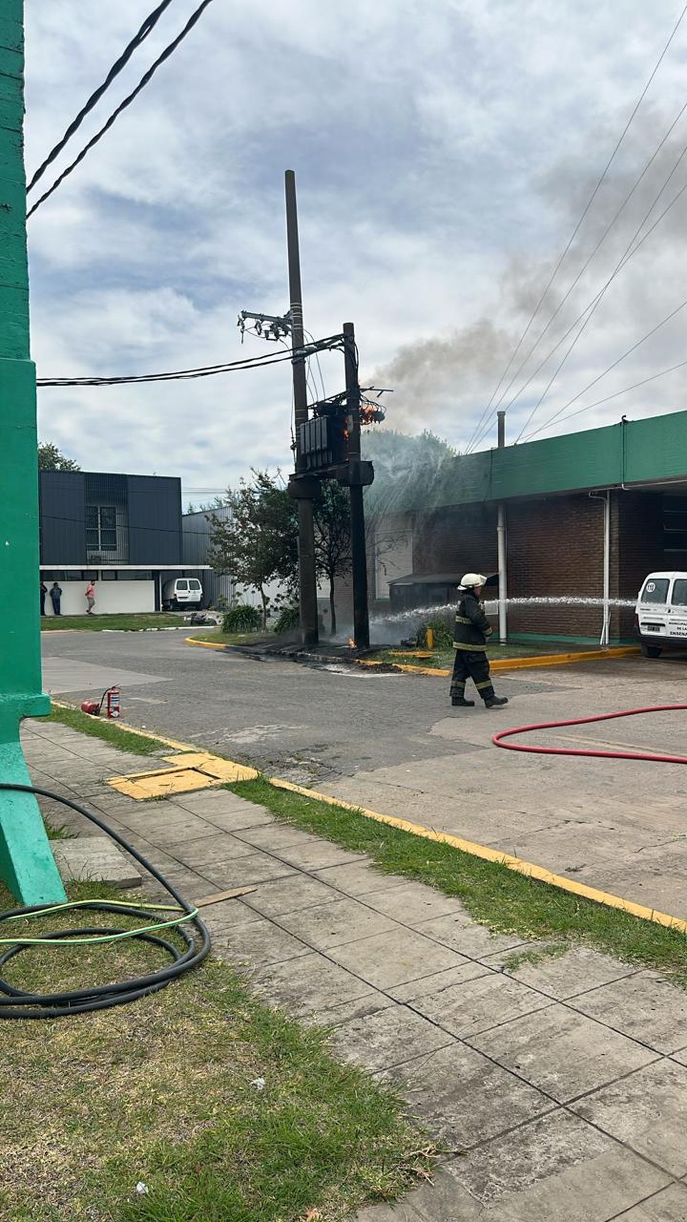 Los bomberos de Ensenada intervinieron para evitar que se propagaran las llamas en la planta recicladora de plásticos Amiplast.