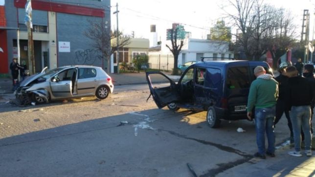 video: lo choco un auto, salio despedido de una camioneta y se salvo de milagro