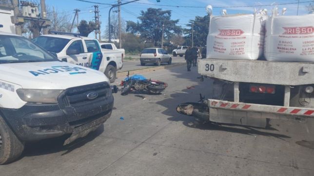 accidente fatal: un motociclista choco contra un camion en los hornos y murio