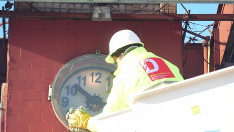 El emblemático reloj de Los Hornos volvió a funcionar tras su restauración