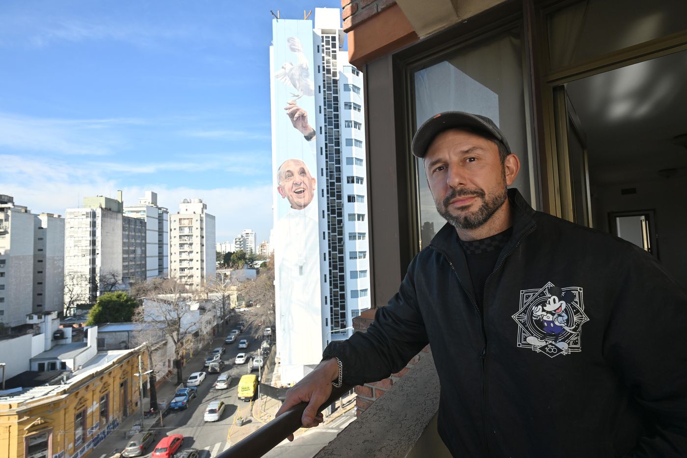 Martín Ron, el autor del enorme mural del papa Francisco