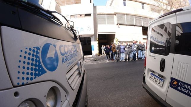 trabajadores paran y bloquean el reparto de paquetes del correo argentino