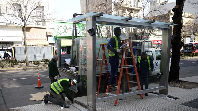 modernizan las paradas de micros e instalan refugios con un nuevo diseno y tecnologia