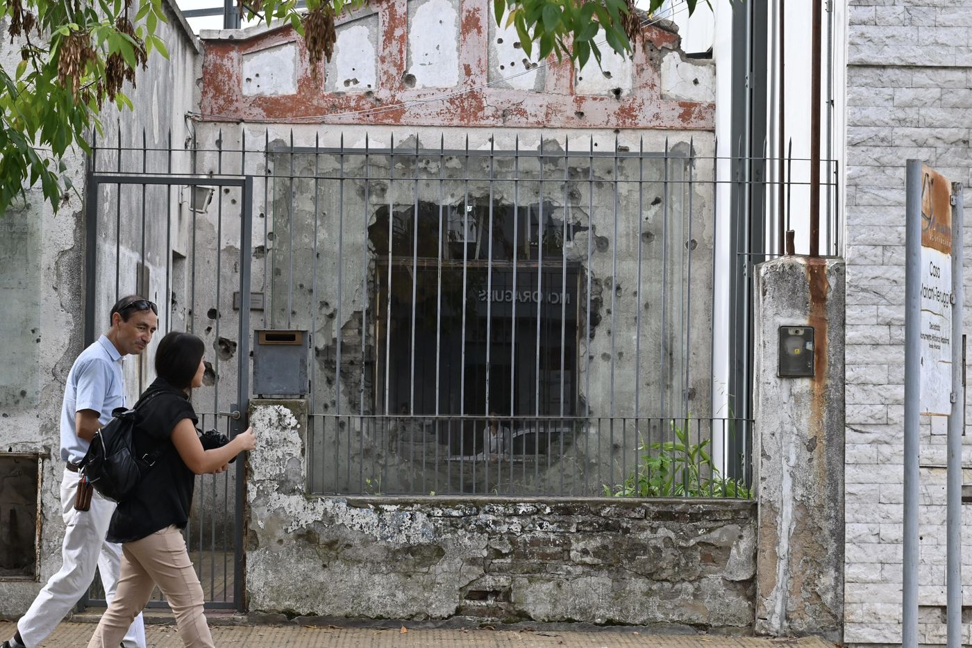 La casa de calle 30 conserva los daños del ataque armado en el murió la mamá de Clara Anahí y la nena fue secuestrada