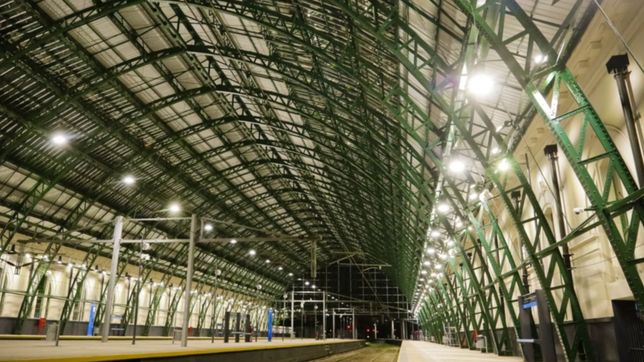 con techo y luces nuevas, asi se ve por dentro la renovada estacion de trenes de la plata