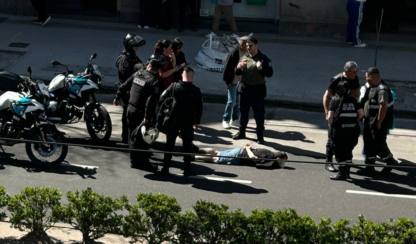 La mujer que sufrió el robo de la bicicleta junto a los policías que detuvieron al presunto ladrón en pleno centro de La Plata