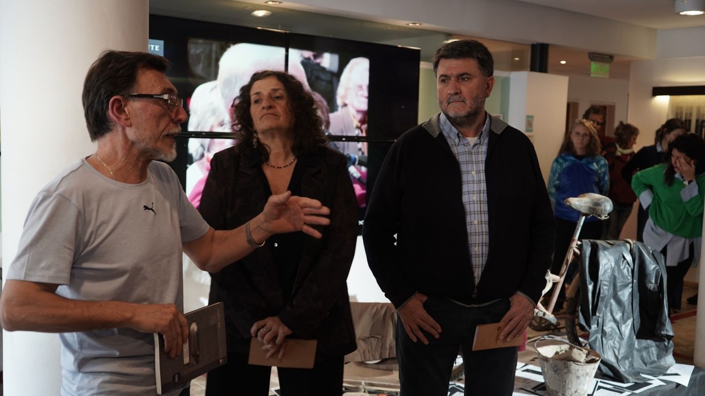 Rubén López en la presentación de la muestra Rastros, con objetos de su padre
