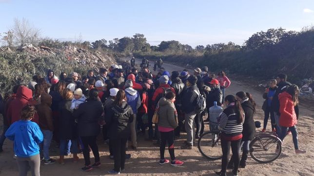 video: tension en villa elvira por una toma de tierra y un intento de desalojo policial