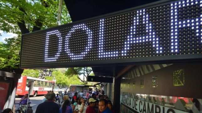 ¿a cuanto se fue el dolar tras la entrada en vigencia de la ley de emergencia economica?