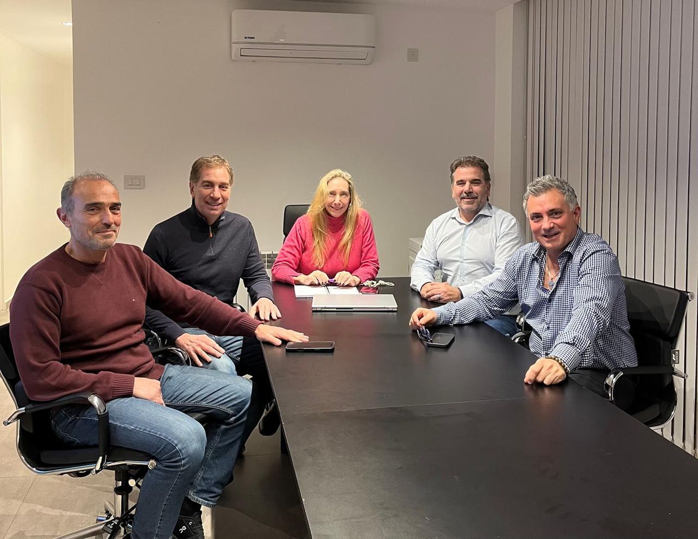 Diego Santilli en la ronda de negociaciones en La Plata, con Lule Menem, Karina Milei, Cristian Ritondo y Sebastián Pareja