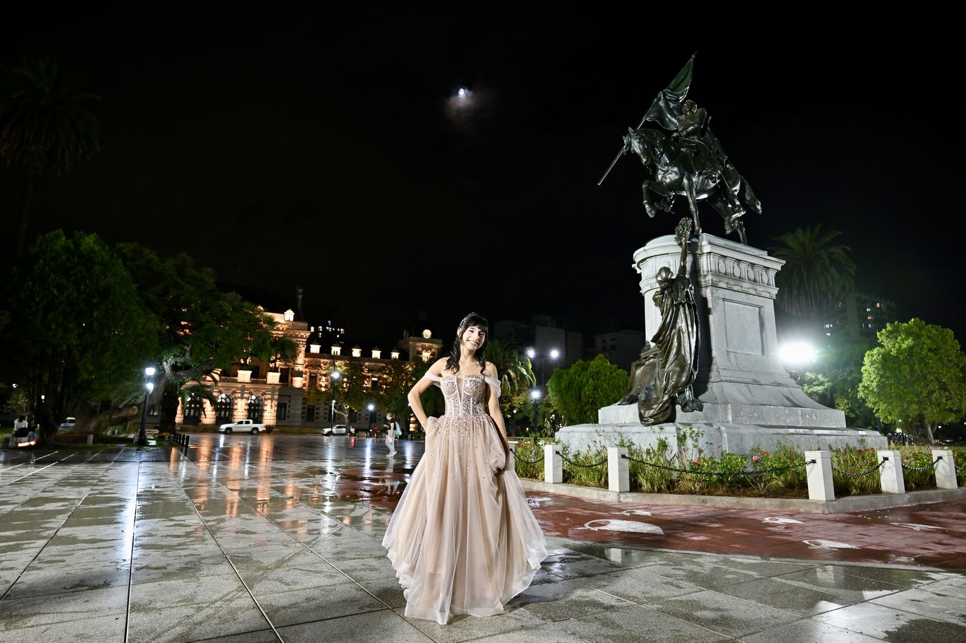 Abril Vásquez eligió la renovada Plaza San Martín para sus fotos de 15