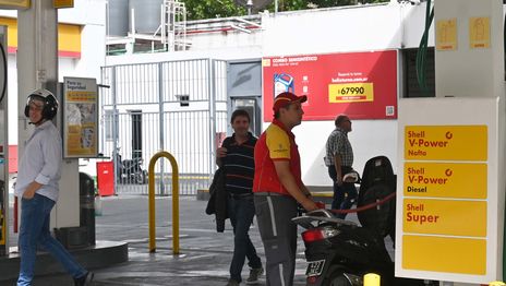 Petroleras acuerdan congelar el precio de los combustibles por 45 días para frenar las subas Petroleras acuerdan congelar el precio de los combustibles por 45 días para frenar las subas