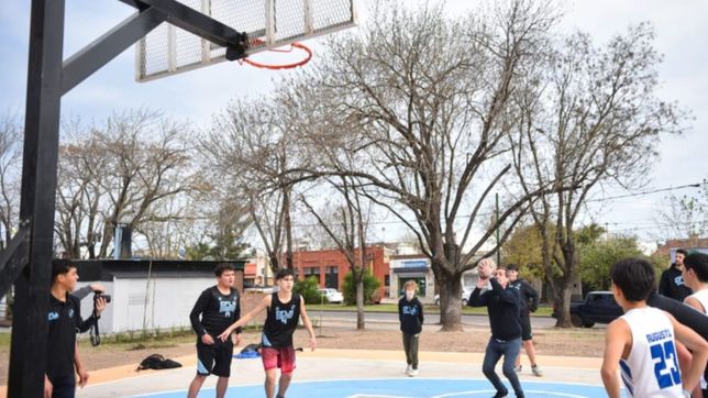 sumaron quince canchas de basquet y futbol tenis en ramblas, parques y plazas de la plata