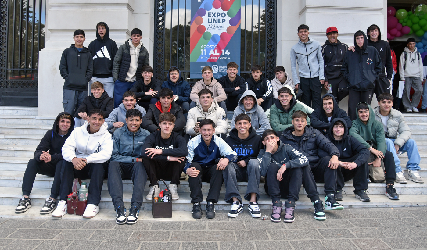 Estudiantes en Expo UNLP