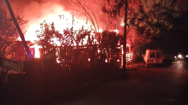 se incendio un taller de la plata, se quemaron cuatro autos y el mecanico sufrio heridas en la cara