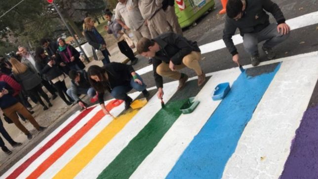 el mismo amor, los mismos derechos: habra sendas peatonales con los colores de la diversidad