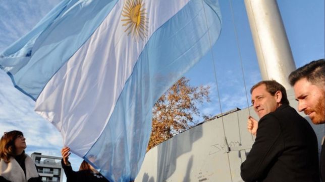 garro celebro el dia de la bandera con casi 2 mil alumnos en plaza belgrano