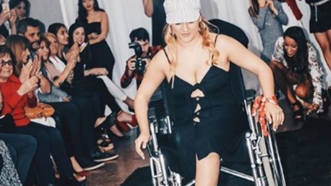 juana, la joven platense que perdio una pierna y ahora desfila en silla de ruedas