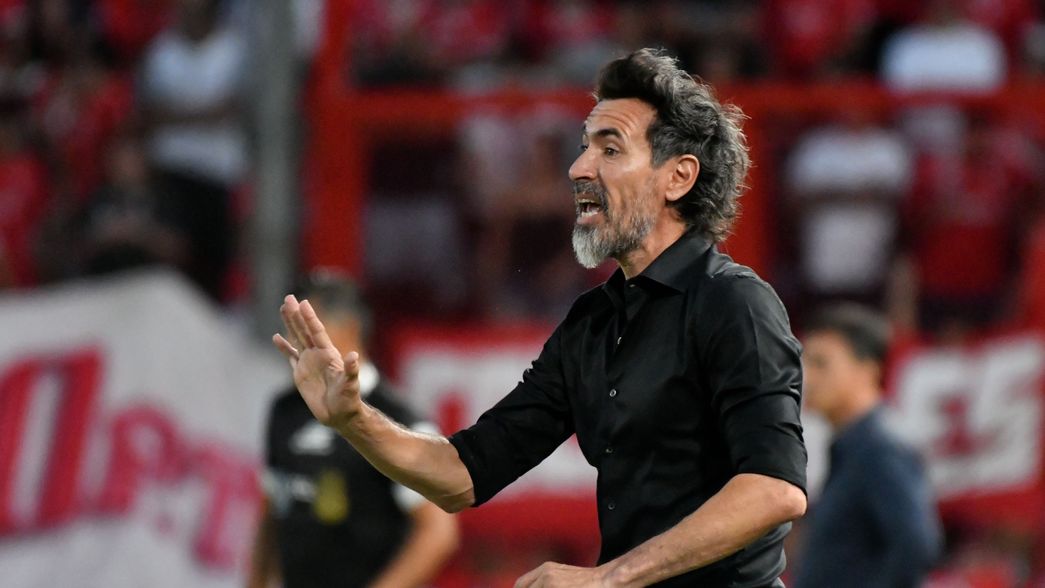Domínguez explotó por los piedrazos al micro de Estudiantes