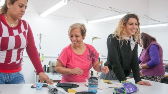 mujeres presas de la unidad 8 producen rinoneras y delantales con plastico de descarte