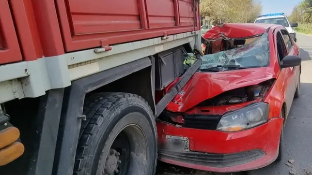 un auto termino debajo de un camion y el conductor fue internado