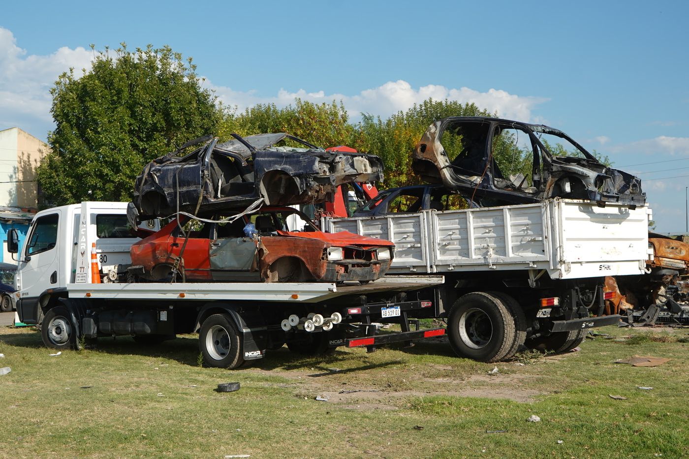 Los autos abandonados generan complicaciones con la higiene urbana en La Plata.