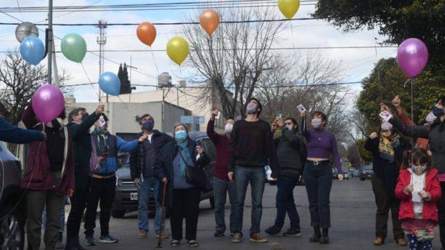suelta de globos y el recuerdo de chicha mariani a 45 anos del nacimiento de clara anahi