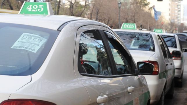 tomo un taxi, amenazo al conductor con una lima y robo la recaudacion